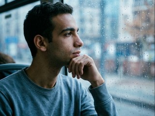 Rainy Bus Window – برومبت الصور والتصميم احترافي