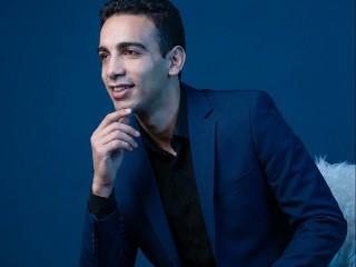 Dark Blue Suit – برومبت الصور والتصميم احترافي