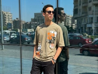 Sunny Street Candid – برومبت الصور والتصميم احترافي