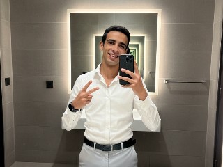 Clean Mirror Selfie – برومبت الصور والتصميم احترافي