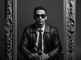 Framed Noir Pose – برومبت الصور والتصميم احترافي