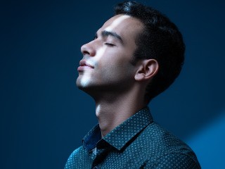 Blue Light Serenity – برومبت الصور والتصميم احترافي