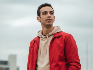 Urban Red Poise – برومبت الصور والتصميم احترافي