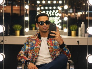 Salon Mirror Luxe – برومبت الصور والتصميم احترافي