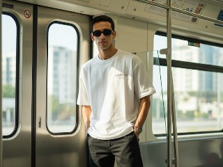 Metro Hero Laos – برومبت الصور والتصميم احترافي