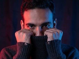 Neon Silent Gaze – برومبت الصور والتصميم احترافي