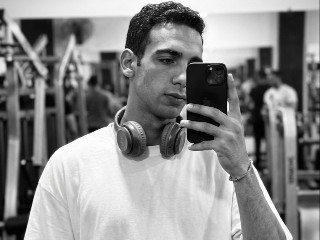 Gym Noir Selfie – برومبت الصور والتصميم احترافي