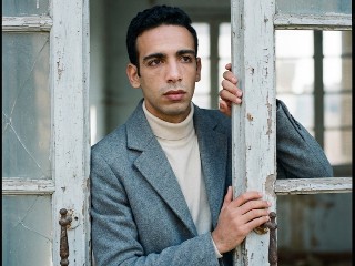 Between Doorways – برومبت الصور والتصميم احترافي