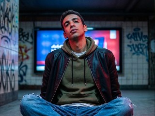 Neon Subway Grit – برومبت الصور والتصميم احترافي