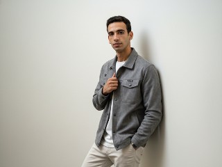 Curved Stair Poise – برومبت الصور والتصميم احترافي