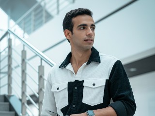 Silver Stair Poise – برومبت الصور والتصميم احترافي