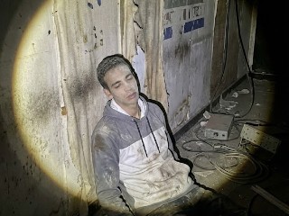 Abandoned Studio Flashlight – برومبت الصور والتصميم احترافي