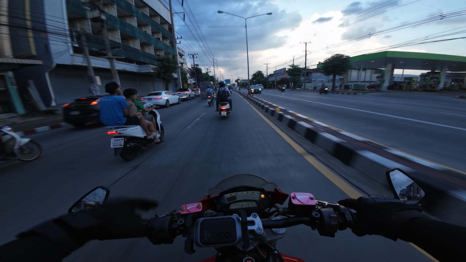 Ducati Monster 795 กับชีวิตคนทำงาน | เช้าไปทำงาน เย็นกลับบ้าน