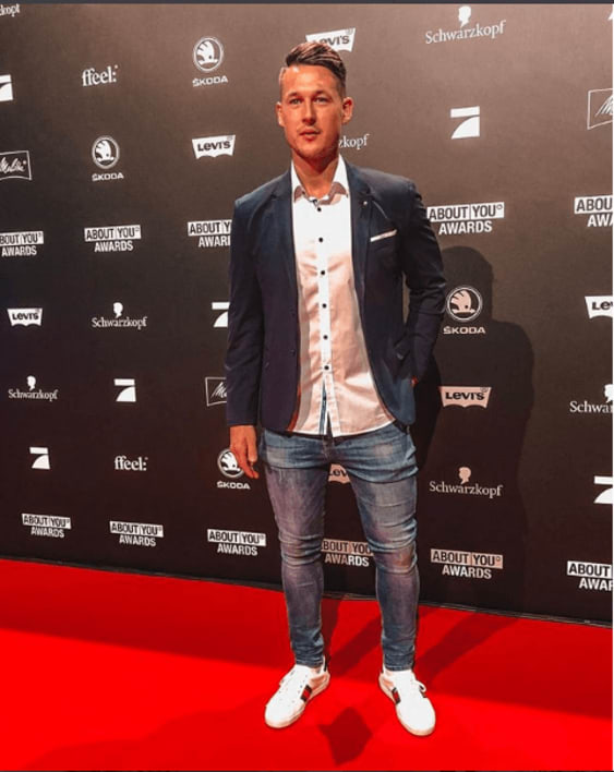 10 Coolest White Sneakers Style You Can Wear On Denim Jeans Denimxp 10 Coolest White Sneakers Style You Can Wear On Denim Jeans Denimxp