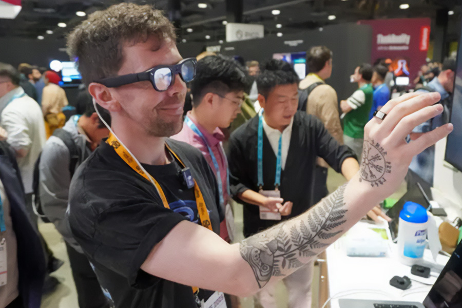 I just tested a smart ring that can control your AR glasses — and this is what wearables have been missing
