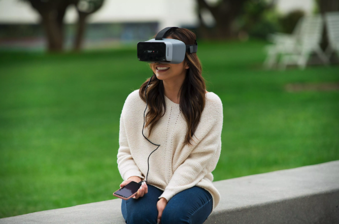 Qualcomm's 5G phone-powered, eye-tracking VR/AR headsets are coming in 2020