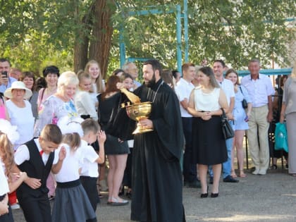 Священник поздравил учащихся гимназии №1 г. Светлограда с Днем Знаний