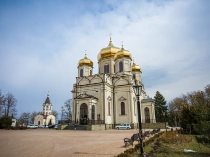 В Неделю Крестопоклонную митрополит Кирилл возглавил Литургию в Казанском кафедральном соборе