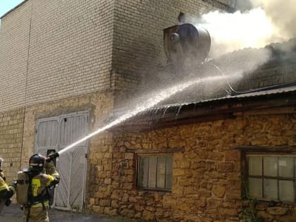 Пожарные ликвидировали возгорание на заводе в Ставрополе