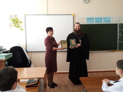 Священник провел урок ОПК для учащихся школы №4 поселка имени Кирова