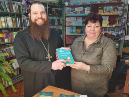 Настоятель храма пророка Илии поселка имени Кирова подарил книги в поселковую библиотеку