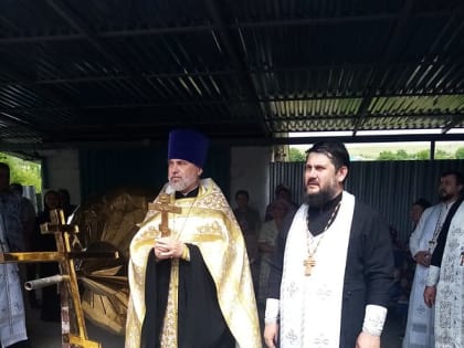 Благочинный Ольгинского округа совершил чин освящения купола и Креста храма в хуторе Васильевском