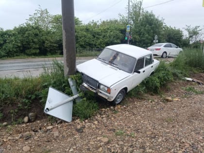 В Георгиевском округе водитель сбил девочку и врезался в дорожный знак