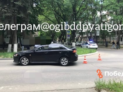 Водитель Mitsubishi Lancer сбил женщину на пешеходном переходе в Пятигорске