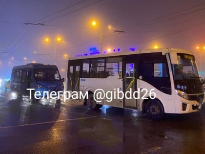 Три человека пострадали при столкновении маршруток в Ставрополе
