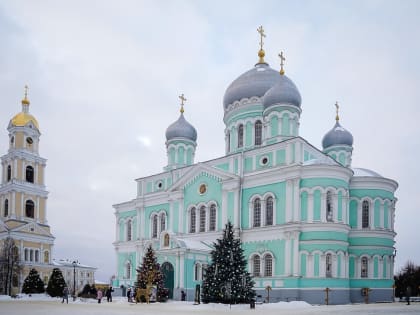 Сонм архипастырей Русской Православной Церкви совершил вечернее богослужение в Серафимо-Дивеевском монастыре