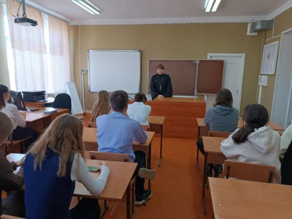 Священник провел беседу со старшеклассниками села Солуно-Дмитриевское