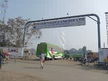 निजी हाथों में देने के कारण भेंट चढ़ी मिल: चीनी मिल परिसर में रह रहे बुजुर्ग कर्मचारी सुरेश चंद्र वर्मा ने बताया कि चीनी मिल मायावती सरकार में वर्ष 2009-10 के दौरान बंद हुई. हालांकि, उसके बाद सरकार चीनी मिल को निजी हाथों में देना चाहती थी. लेकिन सहमति ना होने की वजह से चीनी मिल फिर कभी खुल नहीं पाई. अब अधिकतर कार्मिक यहां से पलायन कर चुके हैं. राधा रतूड़ी के जीएम होने के दौरान फायदे में थी मिल: वहीं स्थानीय गन्ना किसान जविंदर सिंह के अनुसार तत्कालीन मायावती सरकार ने इस मिल को निजी हाथों में देने हेतु मिल को बंद किया था. लेकिन गन्ना किसानों ने मिल के निजीकरण का विरोध जता सुप्रीम कोर्ट से स्टे ले लिया था. वहीं जब चीनी मिल बंद हुई तो किसानों को 2 करोड़ 12 लाख रुपए बकाया मिल पर था. इस मिल पर 60 प्रतिशत उत्तराखंड तो 40 प्रतिशत यूपी के गन्ना किसानों का शेयर है. बता दें कि सन 1994-95 में चीनी मिल के संचालन के दौरान जीएम जीएम राधा रतूड़ी भी रही हैं, जो कि वर्तमान में उत्तराखंड की मुख्य सचिव हैं.