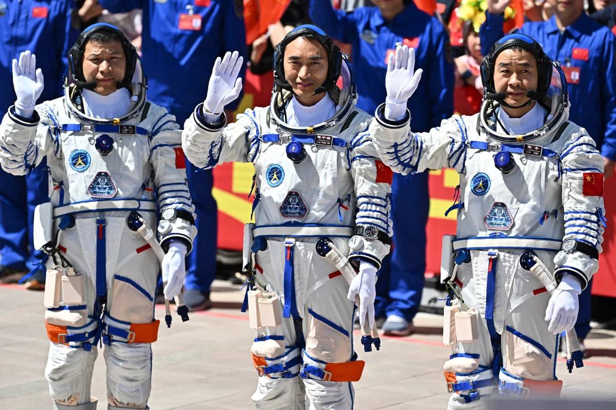 China's Shenzhou-21 Crew Returns After Record 210-Day Station Mission