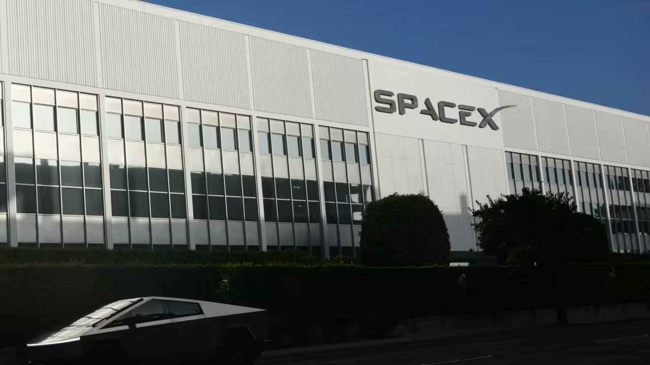SpaceX Launches First Ever Bond Sale, Raising $25 billion in Debt Financing