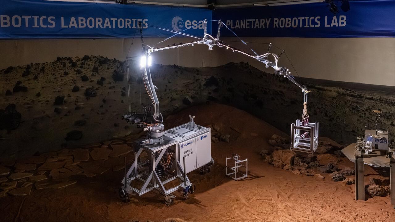 Lunar Crane Prototype Tested to Offload Up to a Tonne of Cargo on the Moon