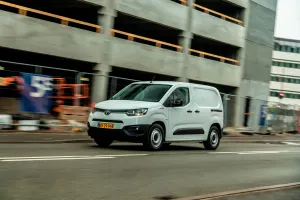 Toyota Proace City kørende på vejen