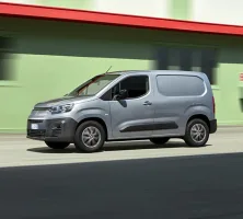 Fiat Doblo grå på vejen