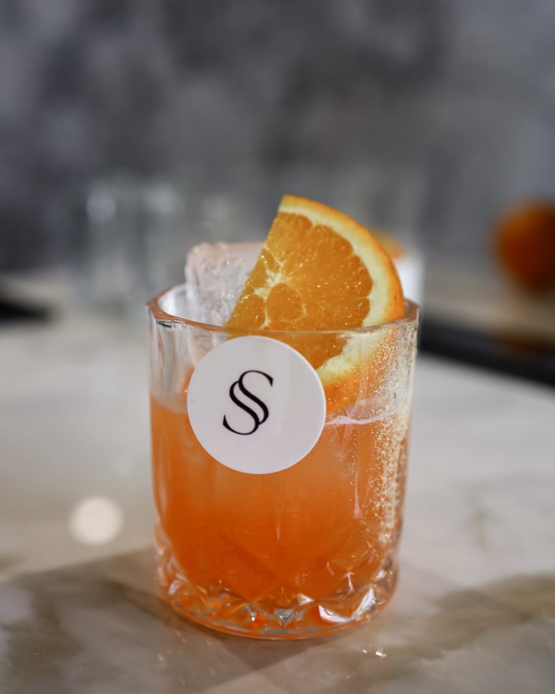 Los 10 Cócteles Clásicos que Todo Bartender Debe Dominar - Portada artículo Debussion