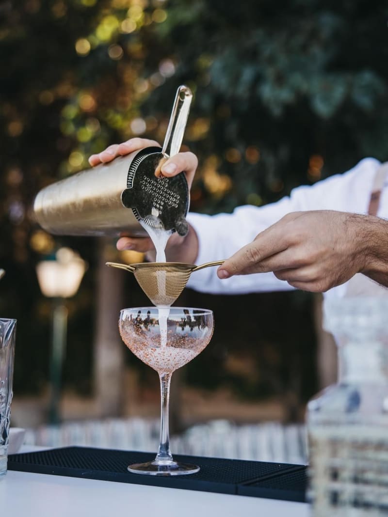Cócteles en bodas: la guía completa para elegir el mejor servicio de barra - Portada artículo Debussion