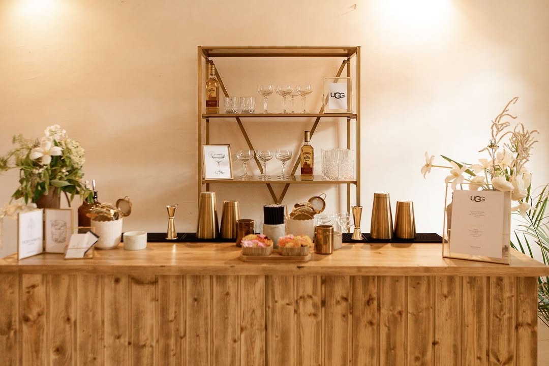 Logística y Estilo: Dónde colocar la barra de coctelería en tu evento