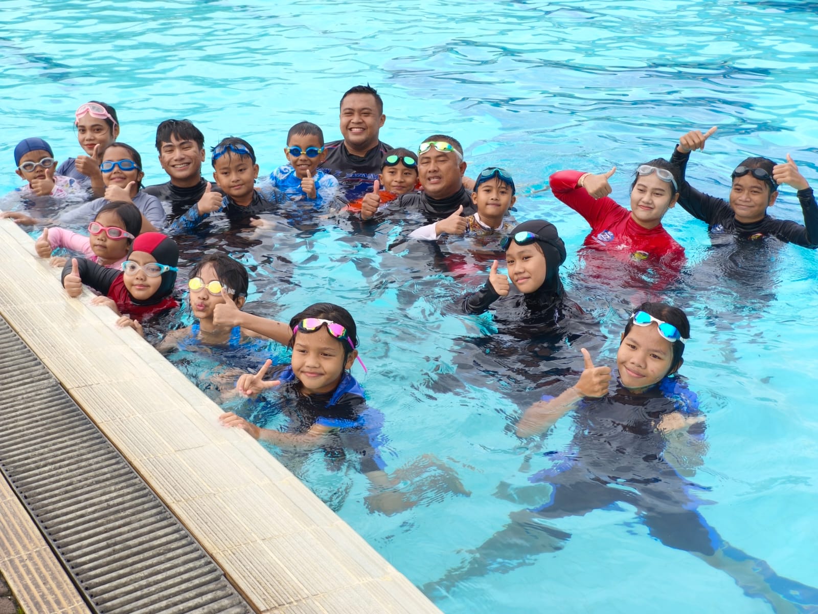 Kebersamaan tim pelatih dan murid New Z Swimming