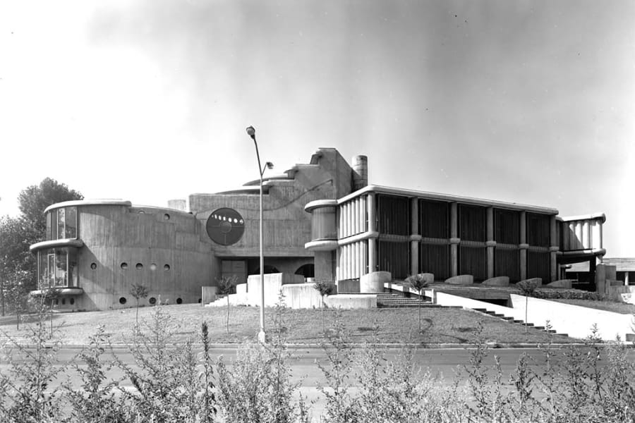 01-Segrate-Centro-civico-1963-66_Guido-Canella-copia - Fotografia monocromatica - Monocromo - Architettura brutalista