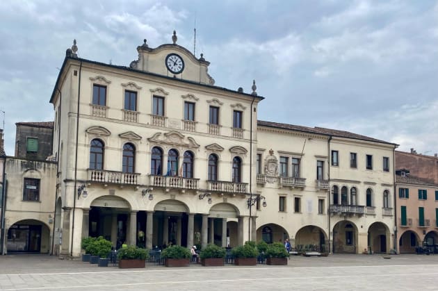 001 - Città - Facciata - Spazio pubblico