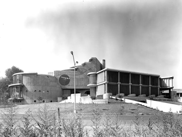 01-Segrate-Centro-civico-1963-66_Guido-Canella-copia - Fotografia monocromatica - Monocromo - Architettura brutalista