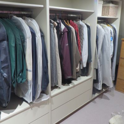 Walk-in wardrobe in Mussel coloured MFC