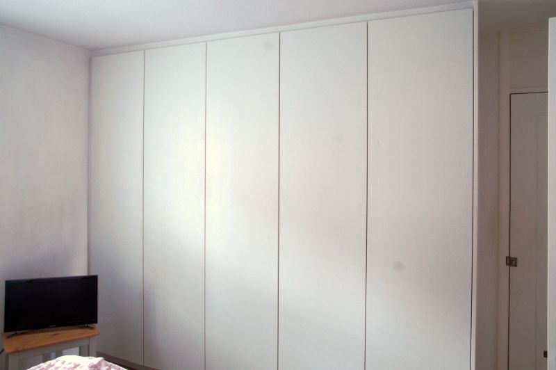 https://res.cloudinary.com/dmzv2vogk/image/upload/c_thumb,w_800,g_face/v1684855677/Customer%20projects/textured-white-wardrobe.jpg