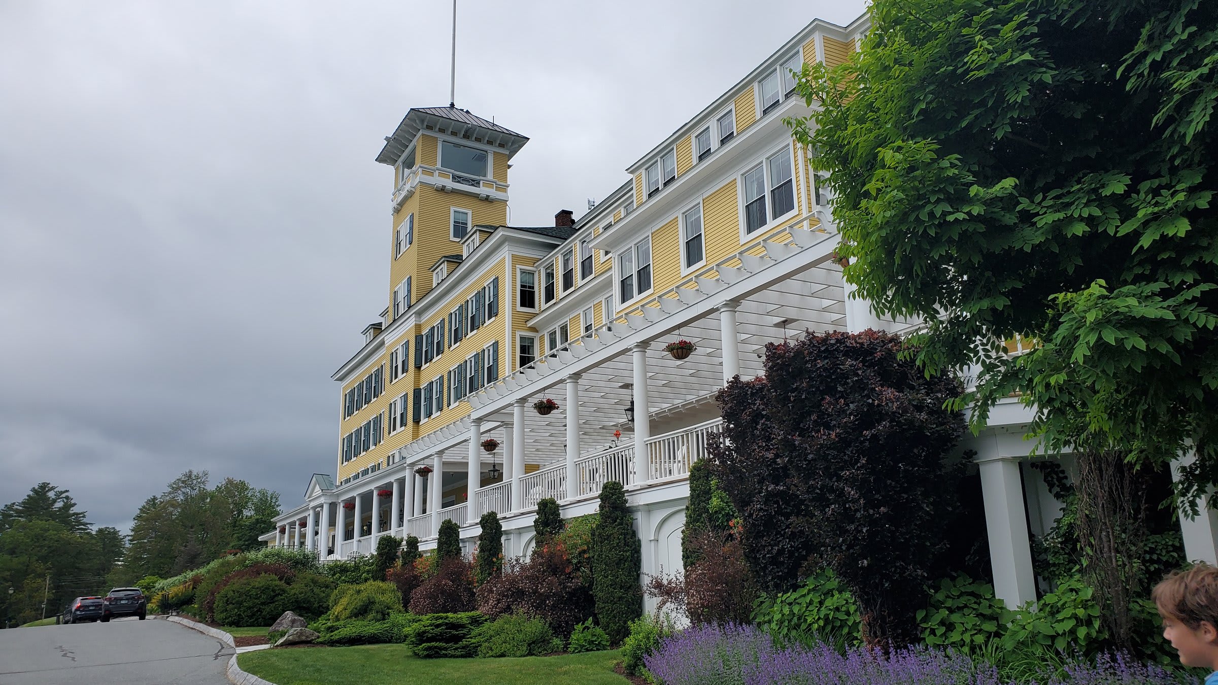 The grand facade of Mountain View Grand Resort