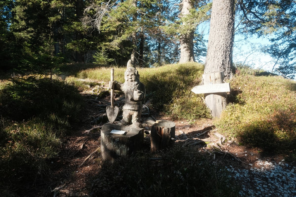 A wooden gnome sculpture greets us at the entrance to the detour to the Cheeserehöhli.