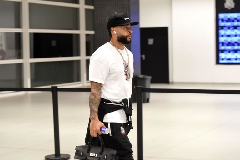 Corinthians retoma negociações com Memphis Depay e busca reduzir custos em 30 milhões