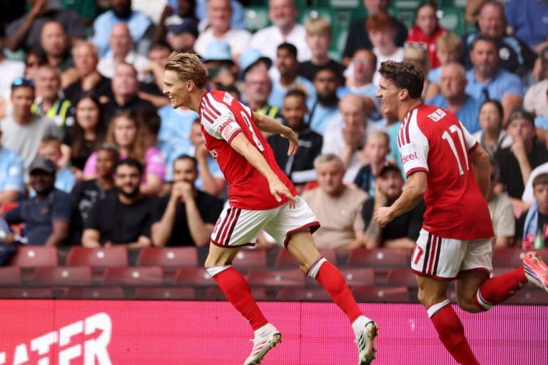 Arsenal goleia City e fatura 18ª Supercopa da Inglaterra